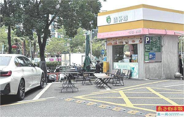绿化树成充电线支架 摊贩、电鸡“霸占”人行道