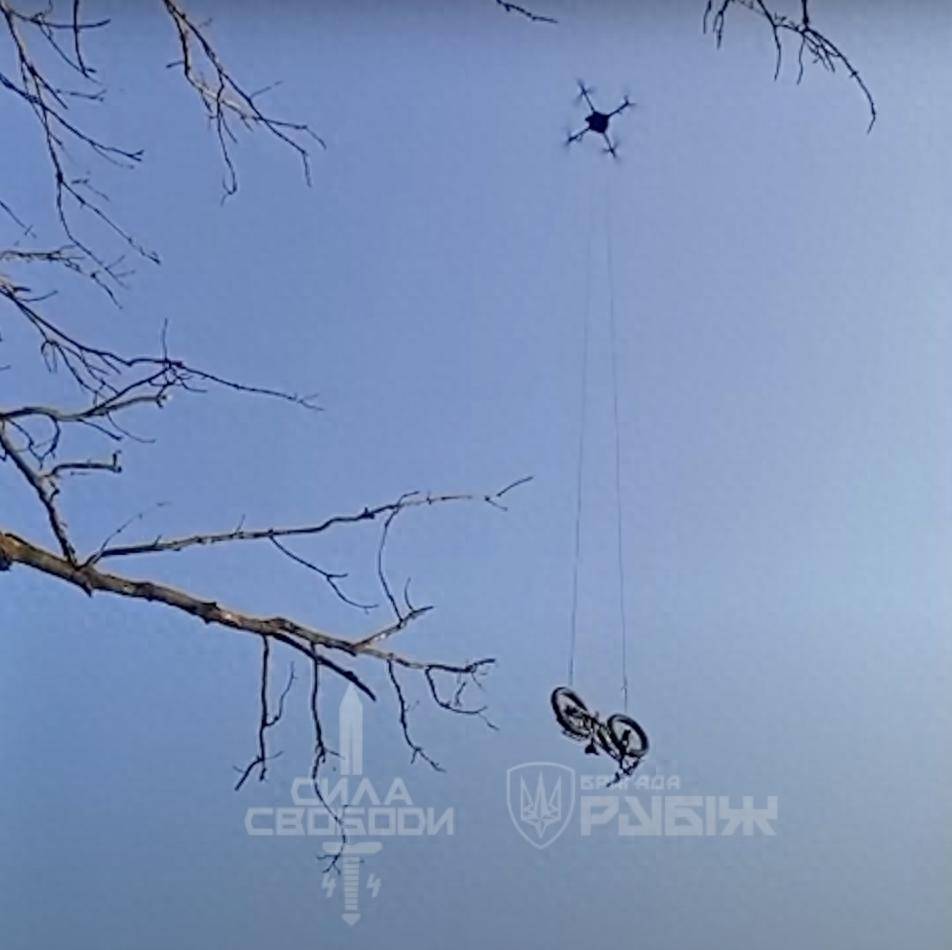 乌军称救出一名被困俄军后方的士兵：用无人机空投电动自行车
